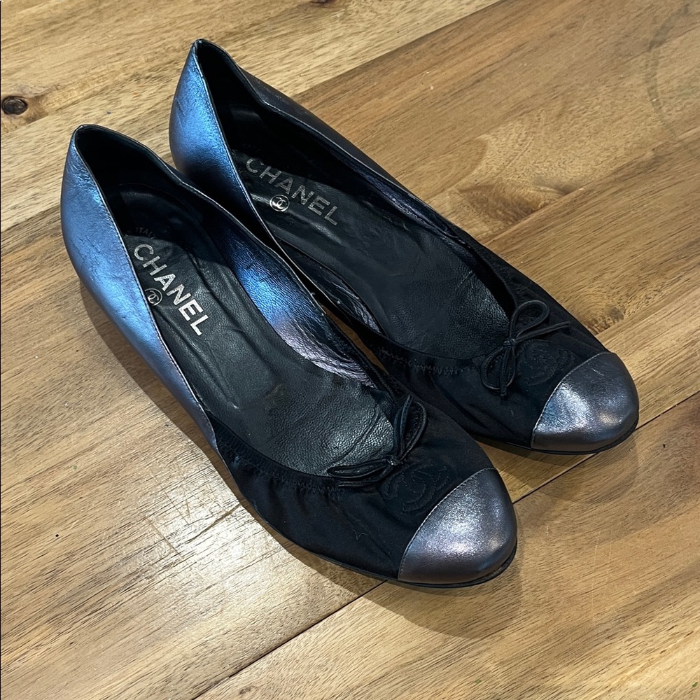 CHANEL Women's Flats in Black with Gunmetal Silver Toe Cap. Size 41 (9.5)